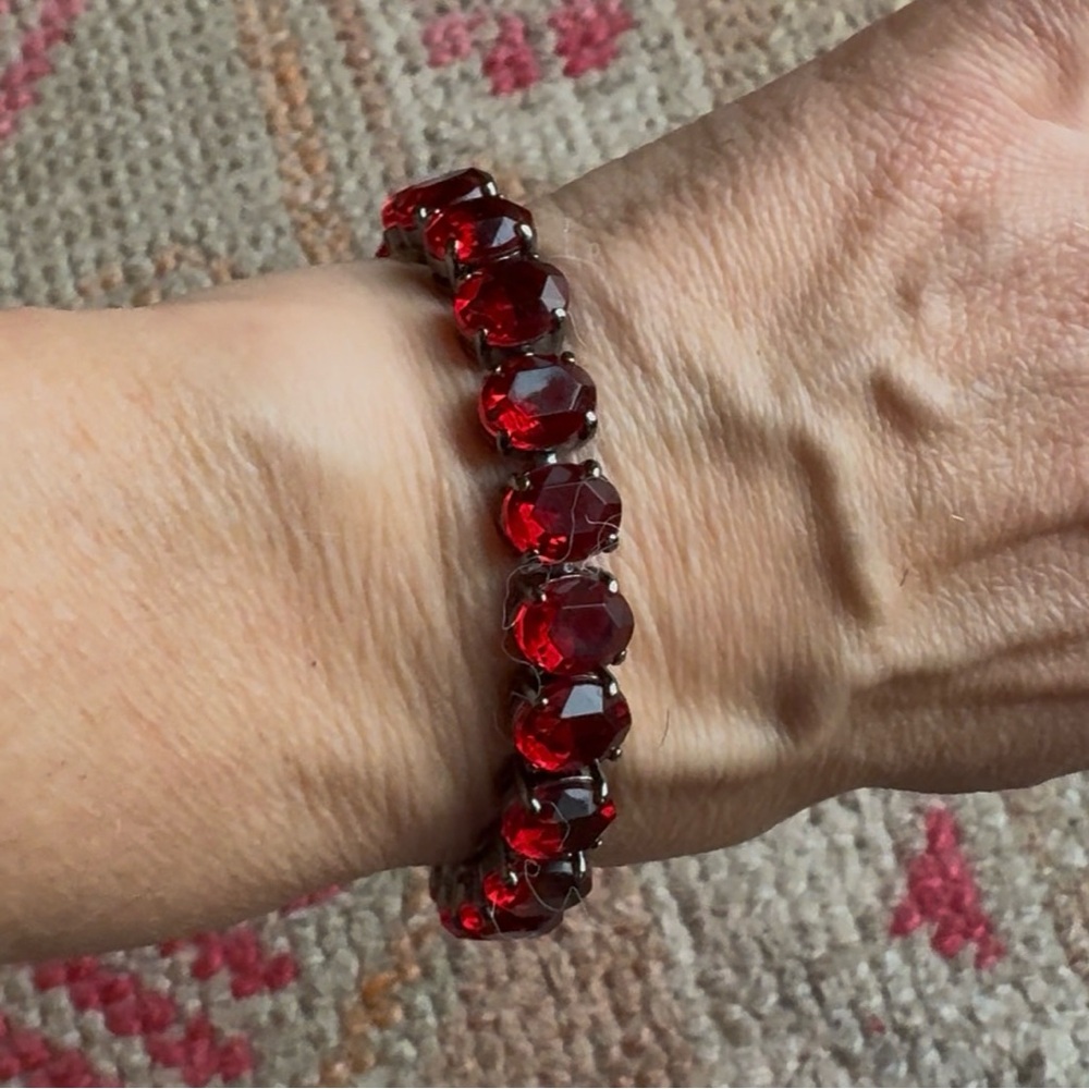Red Lucite Tennis Bracelet with Black Metal Pristine - Picture 6 of 6